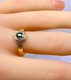 Bague Saphir Entouré et Épaulé en Or Jaune 18 Carats - Castafiore