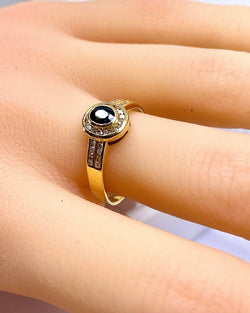 Bague Saphir Entouré et Épaulé en Or Jaune 18 Carats - Castafiore