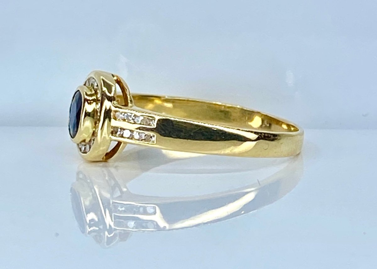Bague Saphir Entouré et Épaulé en Or Jaune 18 Carats - Castafiore