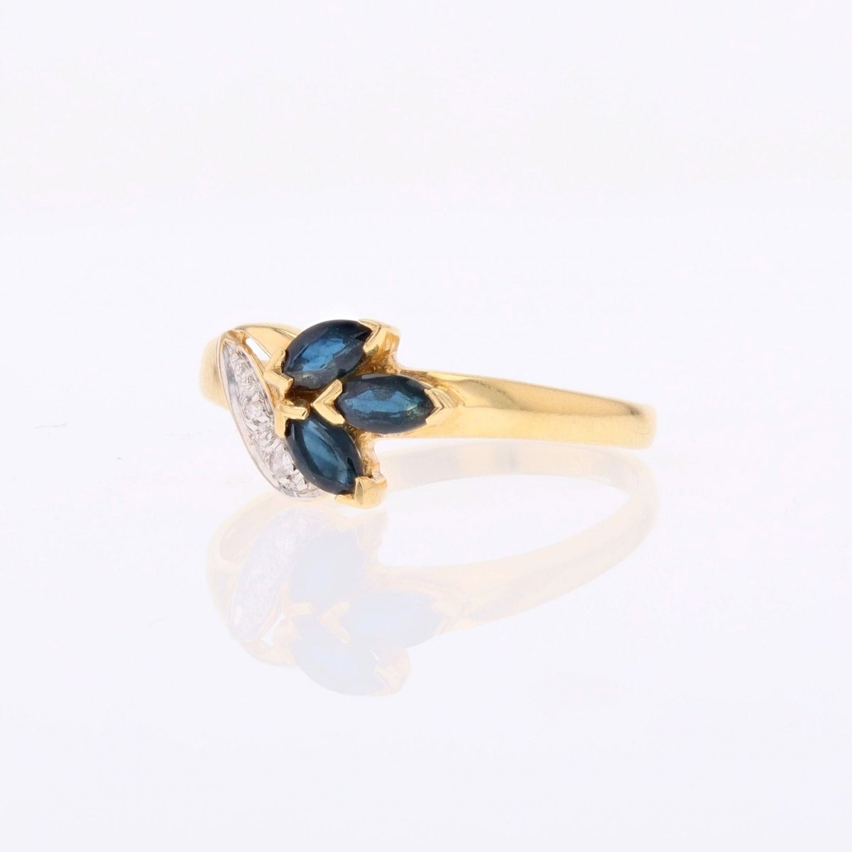 Bague saphirs navette en or jaune et diamants - Castafiore