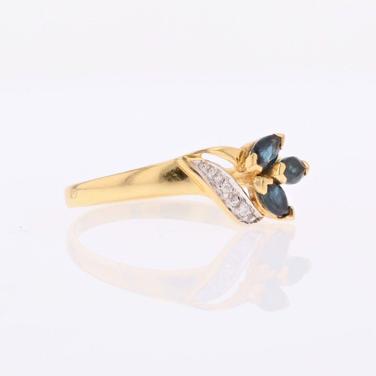 Bague saphirs navette en or jaune et diamants - Castafiore