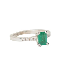 Bague solitaire en or blanc, émeraude et diamants - Castafiore