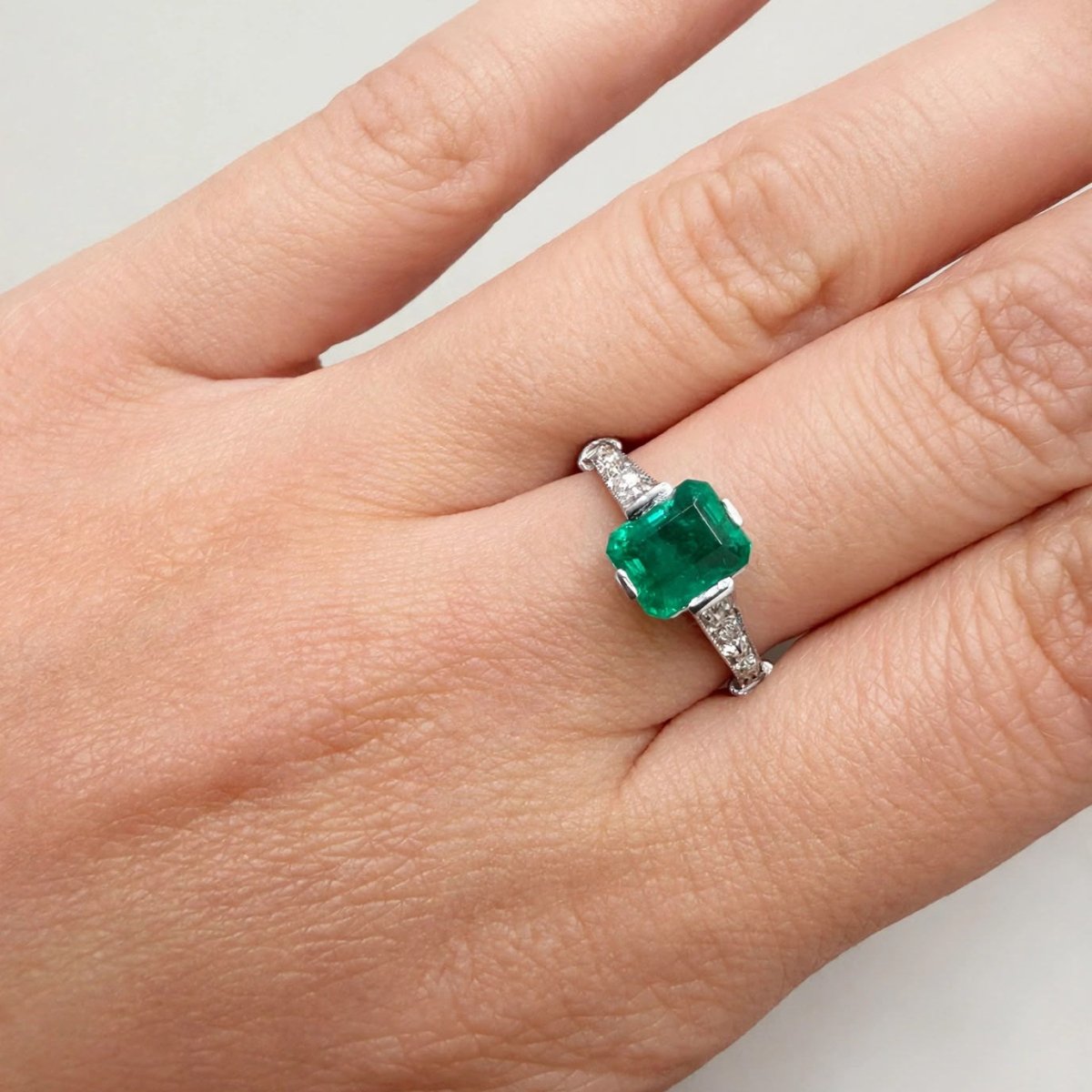 Bague Solitaire en or blanc, émeraude et diamants - Castafiore