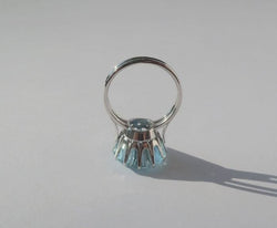 Bague solitaire en or blanc et aigue - marine - Castafiore