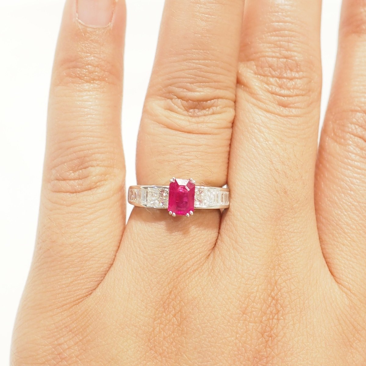 Bague Solitaire en or blanc, rubis et diamants - Castafiore