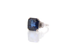 Bague Solitaire en or blanc, saphir, et diamants - Castafiore