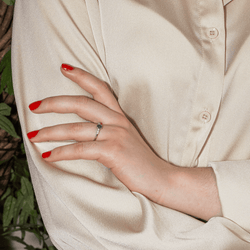 Bague Solitaire en or blanc, saphir et diamants - Castafiore