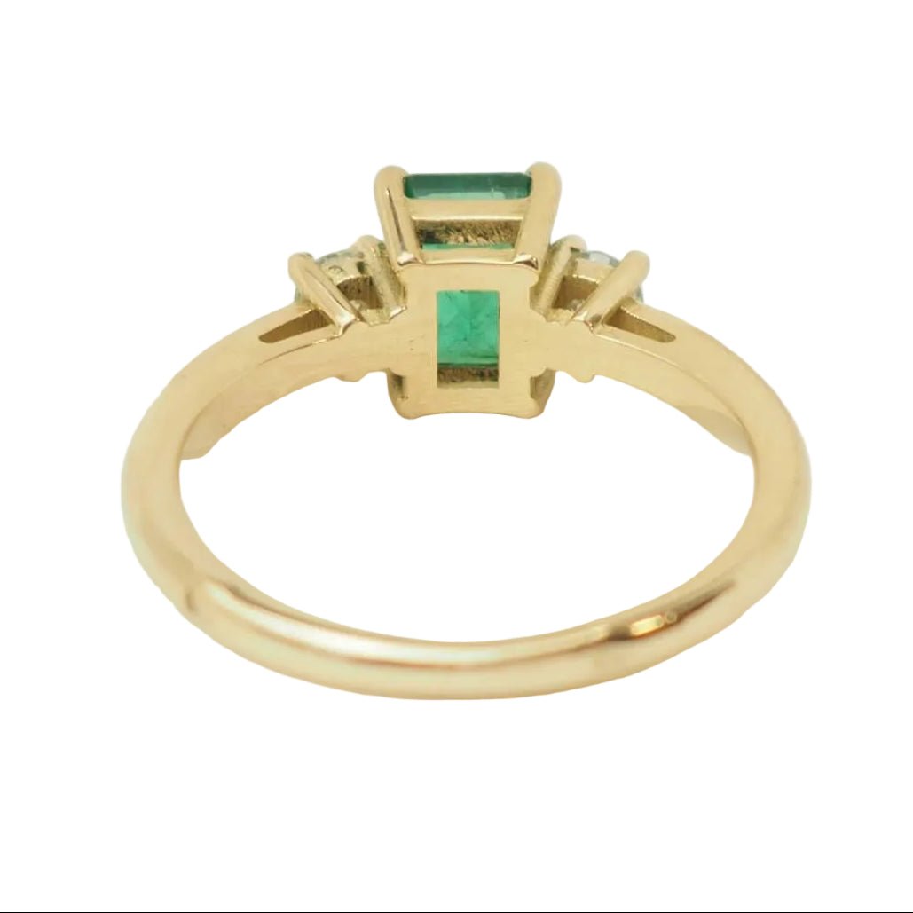Bague Solitaire en or jaune, émeraude et diamants - Castafiore