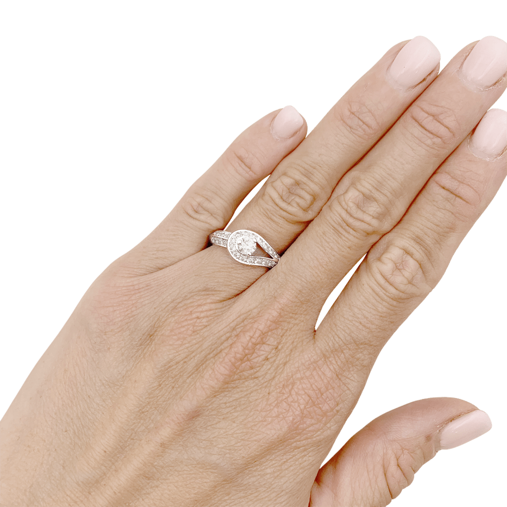 Bague Solitaire VAN CLEEF & ARPELS "Solitaire Couture" en platine et diamants - Castafiore
