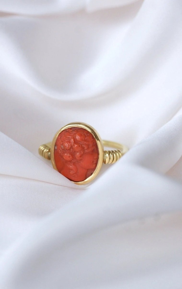 Bague style antique camée corail - Castafiore
