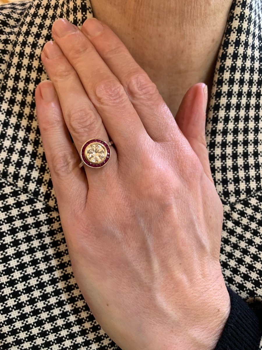 Bague Style Art Déco Diamants 1.50 Carats Rubis Or Gris 18 Carats (Certificat) - Castafiore