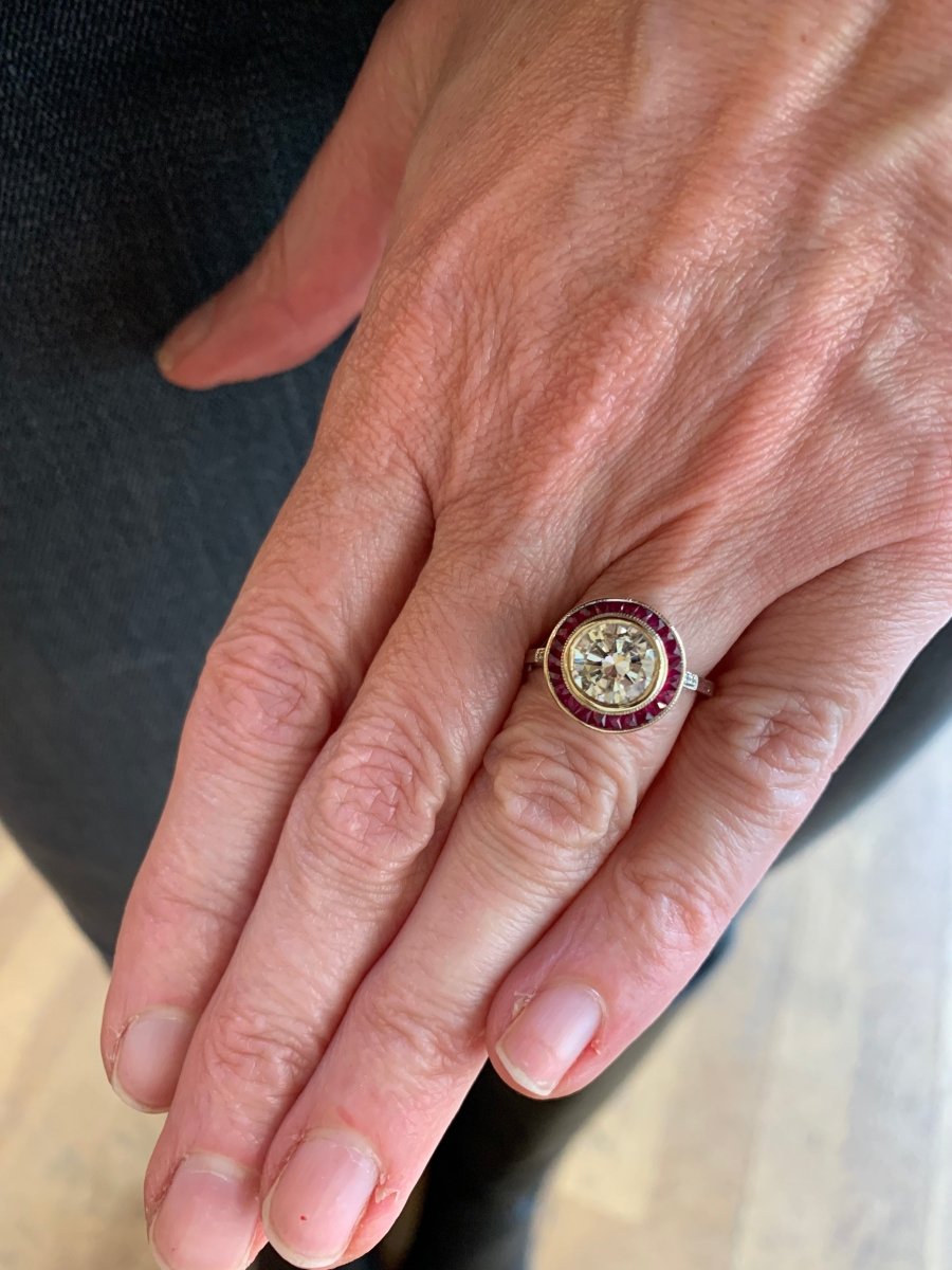 Bague Style Art Déco Diamants 1.50 Carats Rubis Or Gris 18 Carats (Certificat) - Castafiore