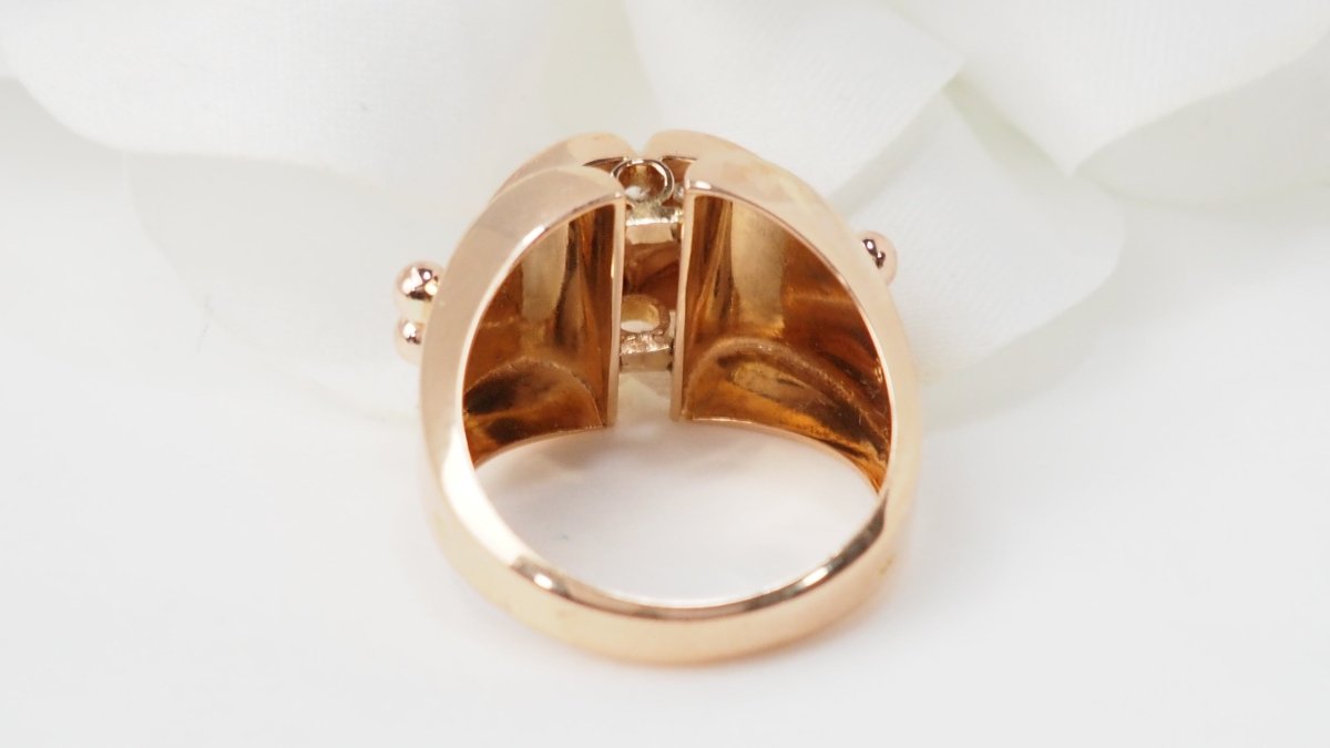 Bague tank des années 40 en or rose et diamants - Castafiore