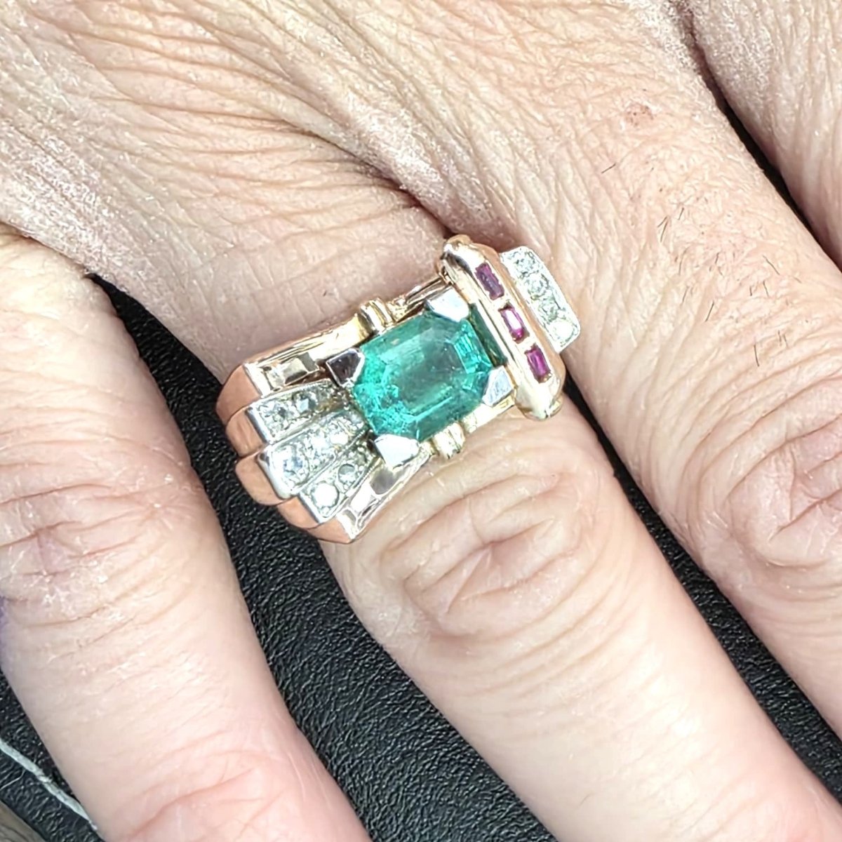Bague Tank en or jaune, émeraude, rubis et diamants - Castafiore