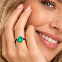 Bague Trilogie en or jaune, émeraude et saphirs - Castafiore