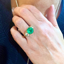 Bague Trilogie en or jaune, platine, émeraude et diamants - Castafiore