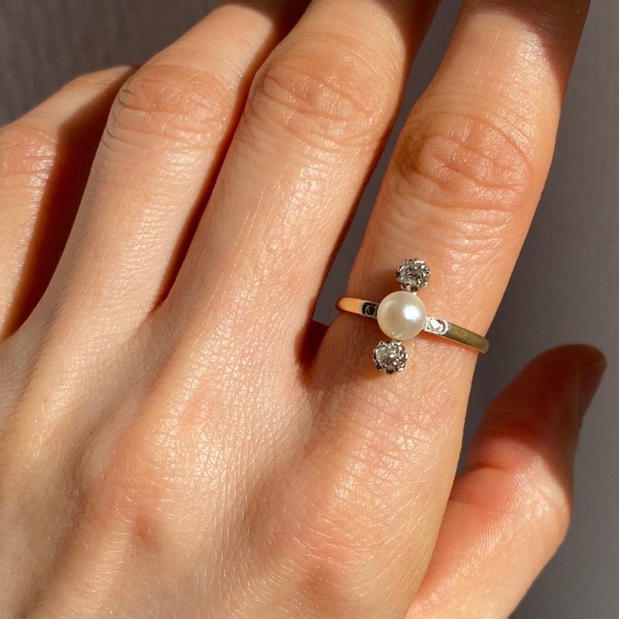 Bague Trilogie en or jaune, platine, perle et diamants - Castafiore