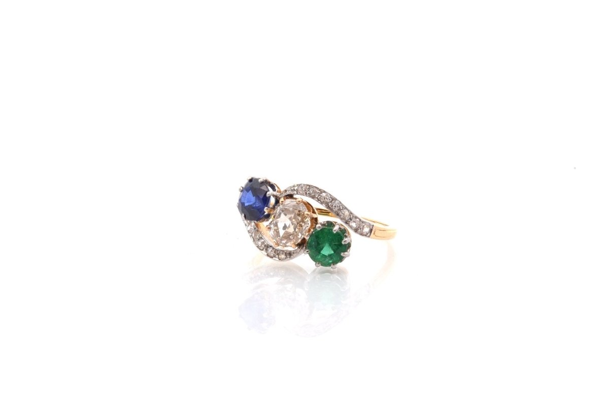 Bague trilogie en or jaune, platine, saphir, émeraude et diamants - Castafiore