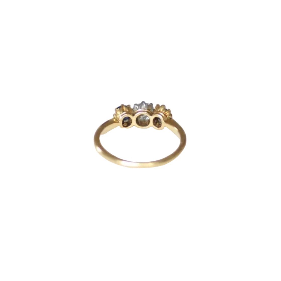 Bague Trilogie en or jaune, platine, saphirs, et diamant - Castafiore