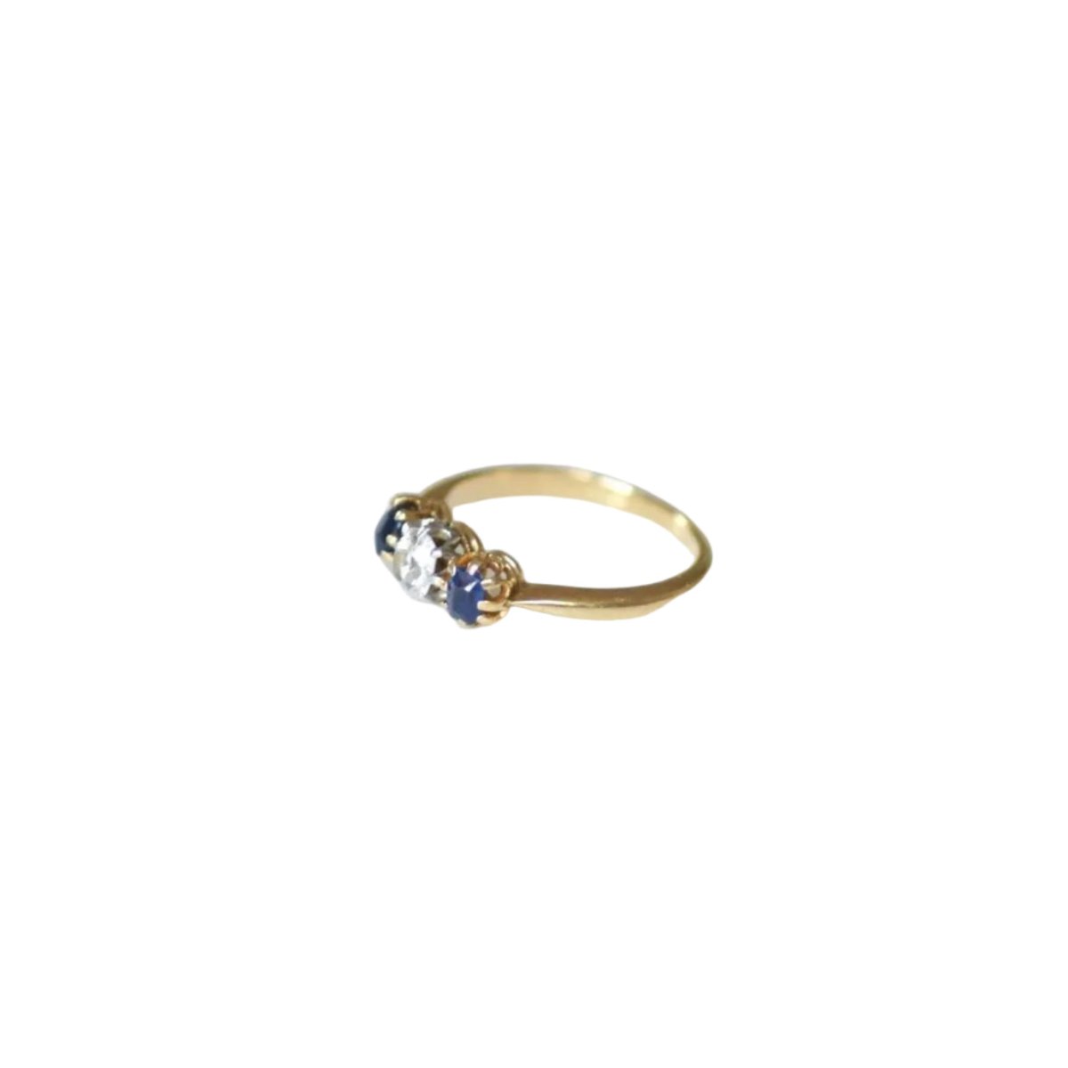 Bague Trilogie en or jaune, platine, saphirs, et diamant - Castafiore