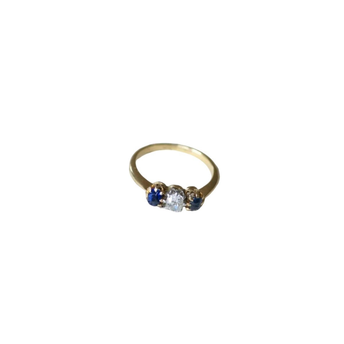 Bague Trilogie en or jaune, platine, saphirs, et diamant - Castafiore