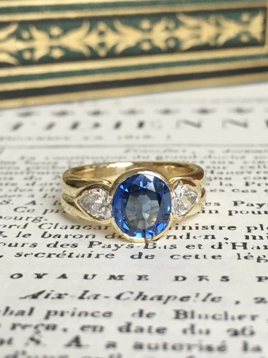 Bague Trilogie en or jaune, saphir et diamants - Castafiore