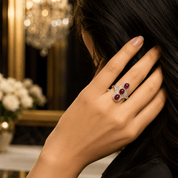 Bague Trilogie en platine, rubis et diamants