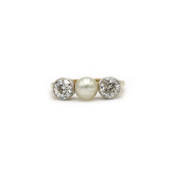 Bague trilogie or jaune 750, XIXe siècle, perle et deux diamants tailles anciennes pour 1 carat total - Castafiore