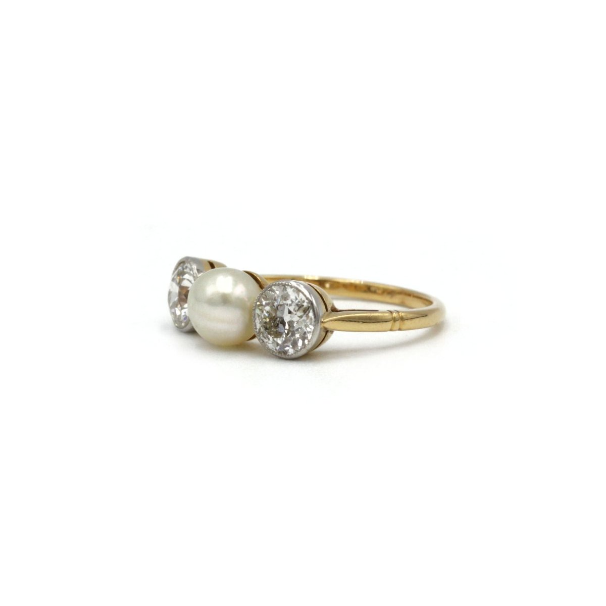 Bague trilogie or jaune 750, XIXe siècle, perle et deux diamants tailles anciennes pour 1 carat total - Castafiore