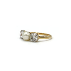 Bague trilogie or jaune 750, XIXe siècle, perle et deux diamants tailles anciennes pour 1 carat total - Castafiore