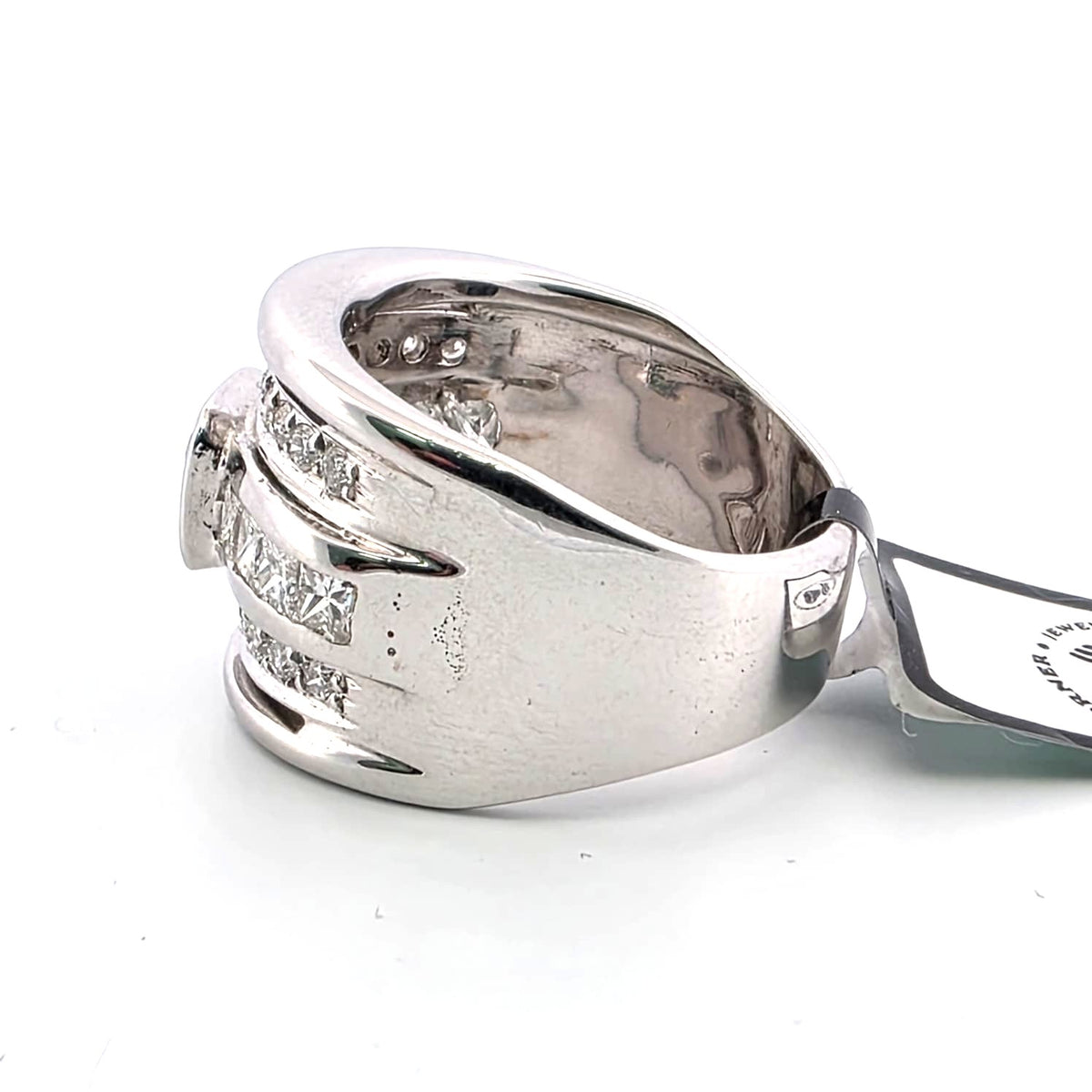 Bague en or jaune, émeraude diamants