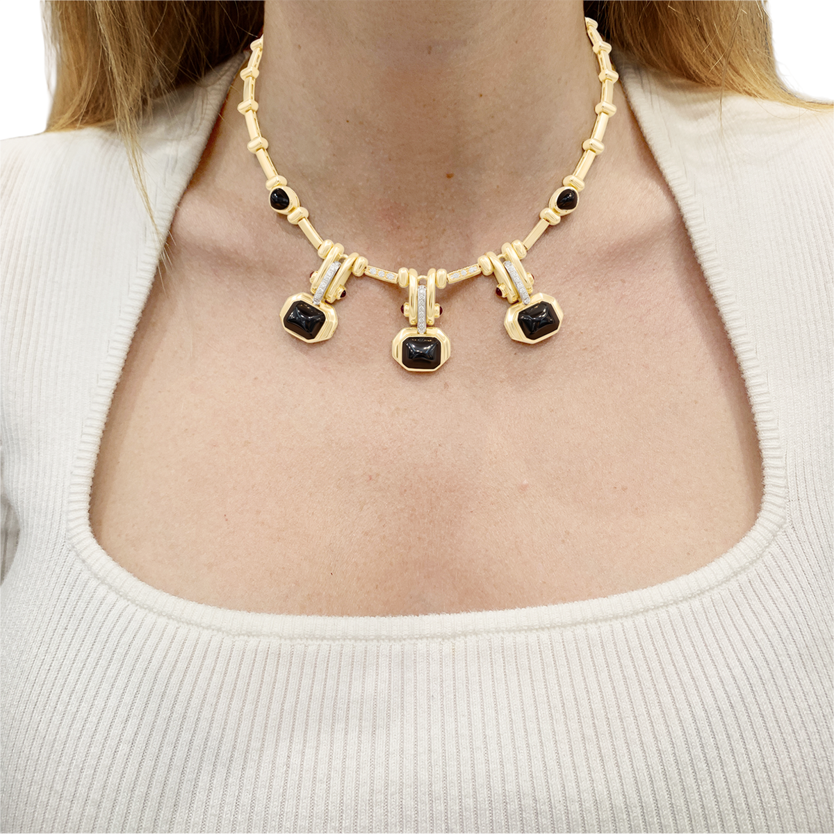 Collier or jaune, hématites pain de sucre, rubis et diamants.
