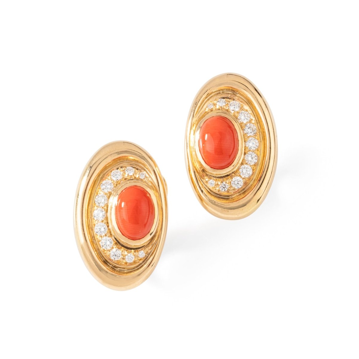 Boucles d'oreilles Clip BULGARI en or jaune, corail et diamants - Castafiore