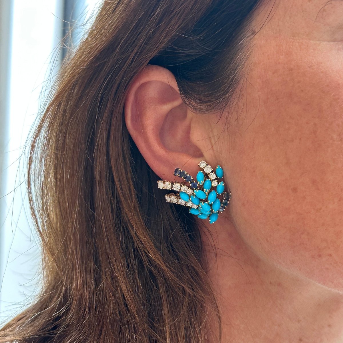 Boucles d'oreilles Clips BOUCHERON or jaune, turquoises, saphirs et diamants