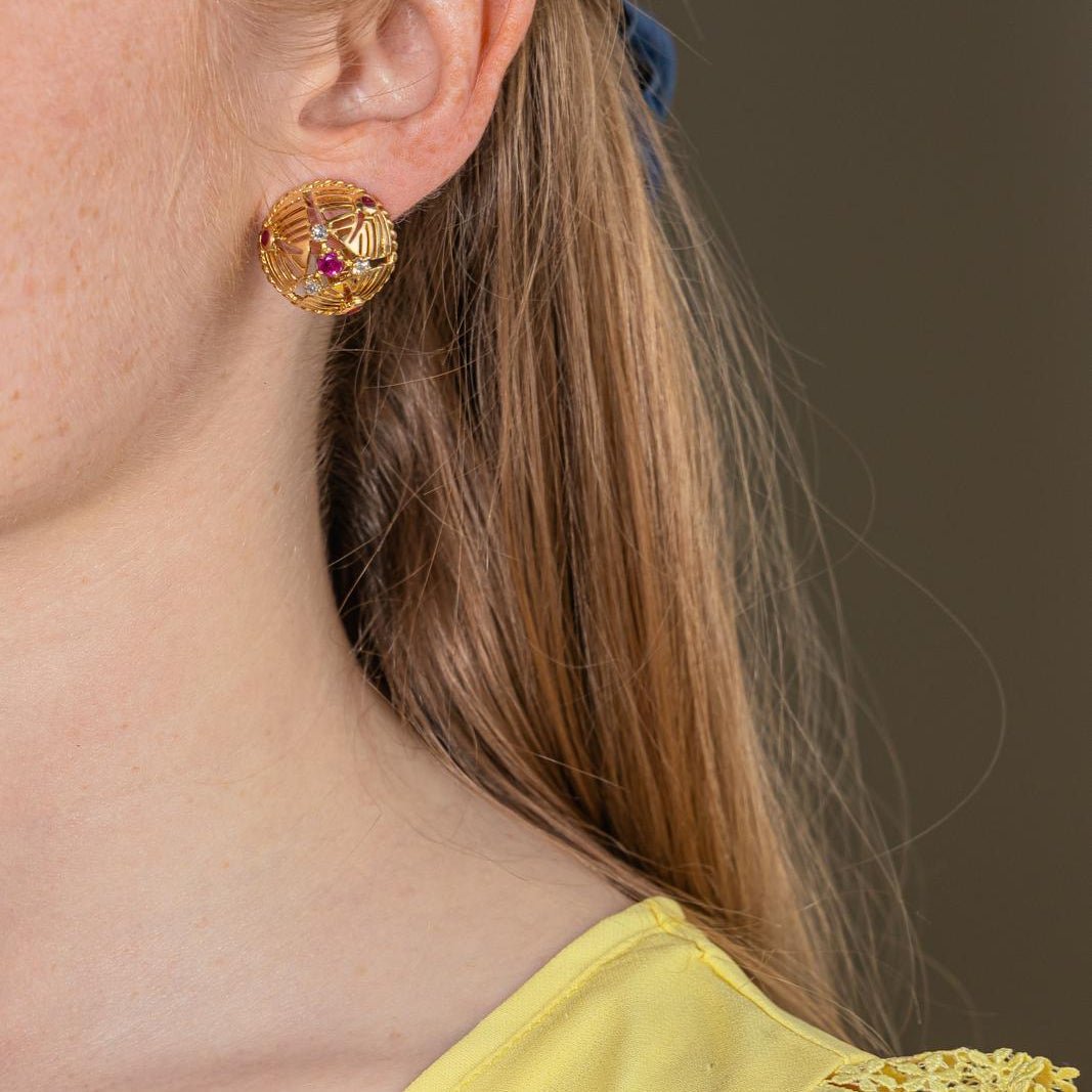 Boucles d'oreilles Clips GÜBELIN en or jaune, rubis et diamants - Castafiore