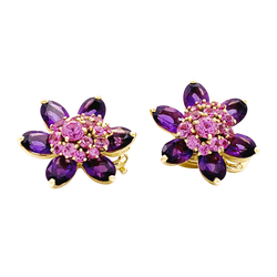 Boucles d'oreilles Clips VAN CLEEF & ARPELS "Fleurs d'Hawaï" en or jaune, améthystes et saphirs - Castafiore
