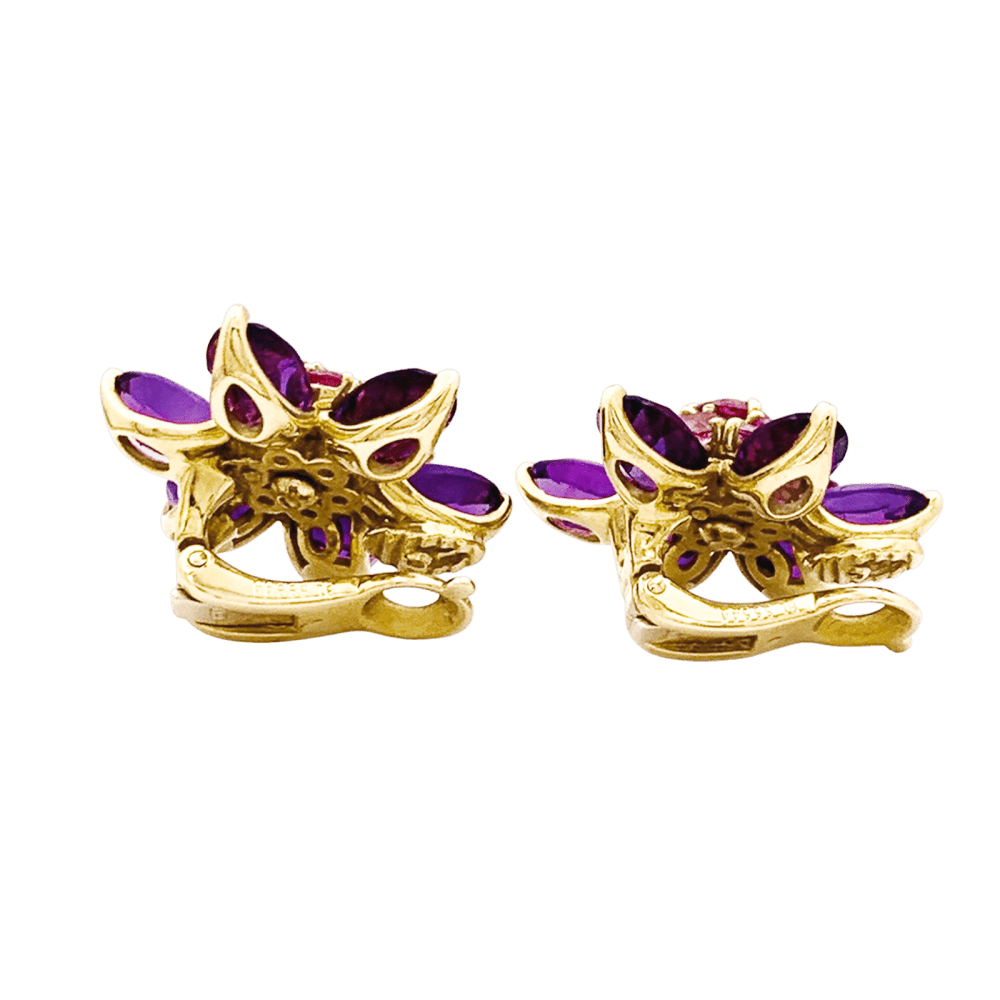 Boucles d'oreilles Clips VAN CLEEF & ARPELS "Fleurs d'Hawaï" en or jaune, améthystes et saphirs - Castafiore