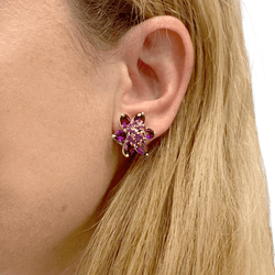 Boucles d'oreilles Clips VAN CLEEF & ARPELS "Fleurs d'Hawaï" en or jaune, améthystes et saphirs - Castafiore