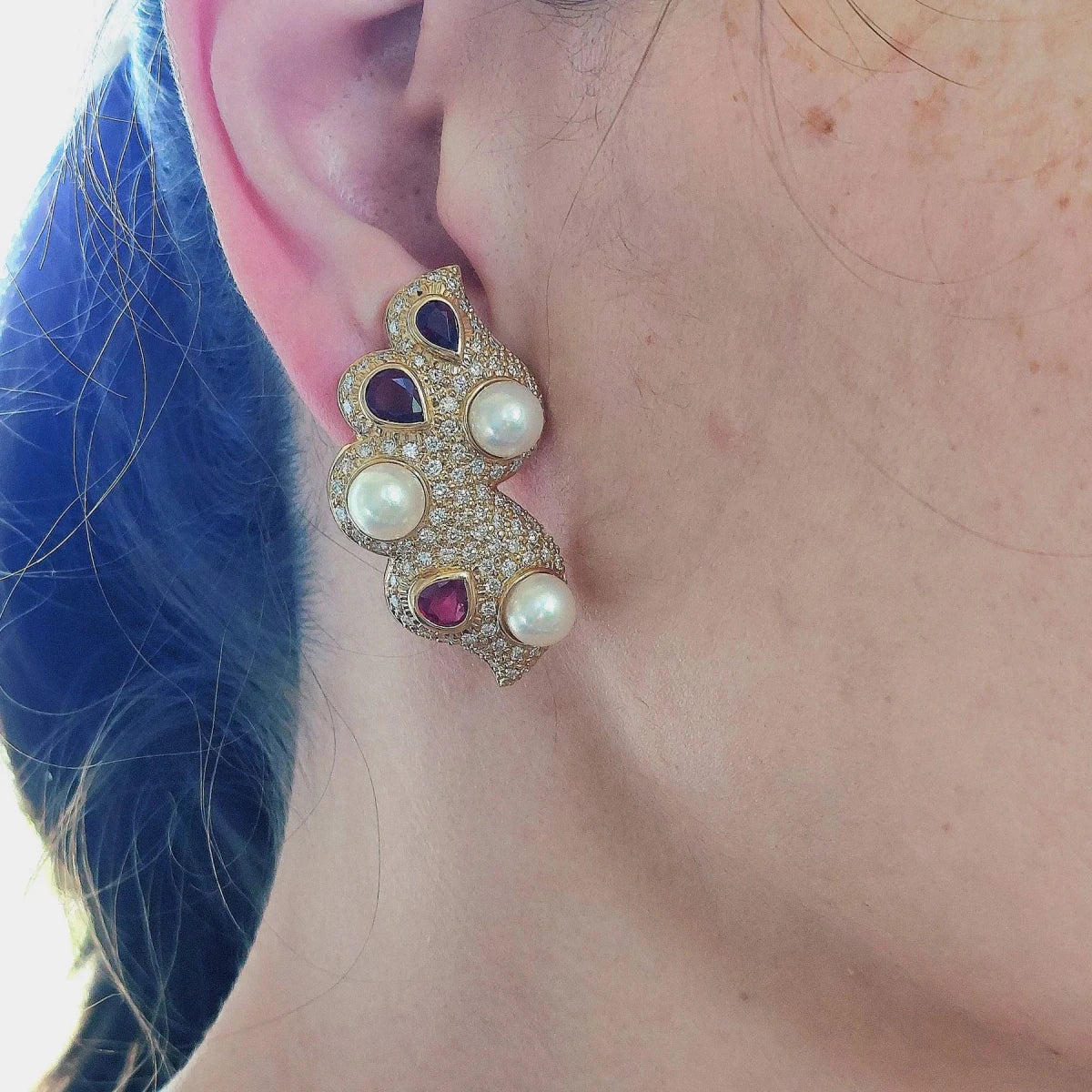 Boucles d'oreilles Clips VASARI "Nuages" en or jaune, rubis, perles et diamants - Castafiore