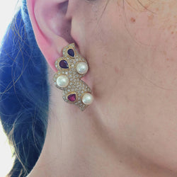 Boucles d'oreilles Clips VASARI "Nuages" en or jaune, rubis, perles et diamants - Castafiore