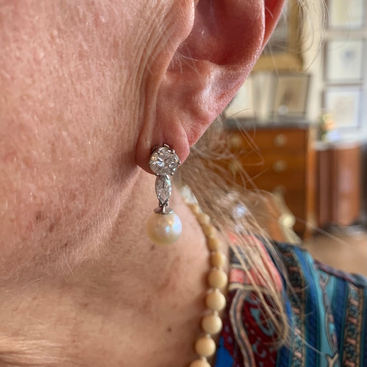Boucles d'oreilles Clous Pendantes en or blanc, platine, perles, et diamants - Castafiore