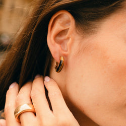 Boucles d'oreilles Créoles CHAUMET en or jaune et oeil de tigre - Castafiore