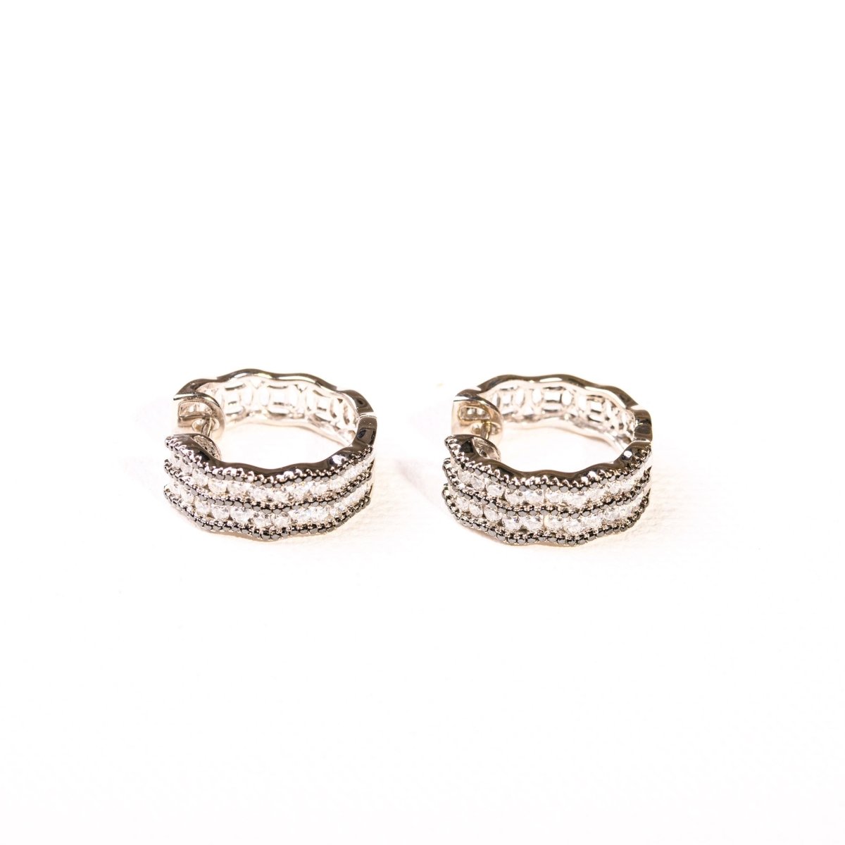 Boucles d'oreilles créoles diamants et diamants noirs en or blanc - Castafiore