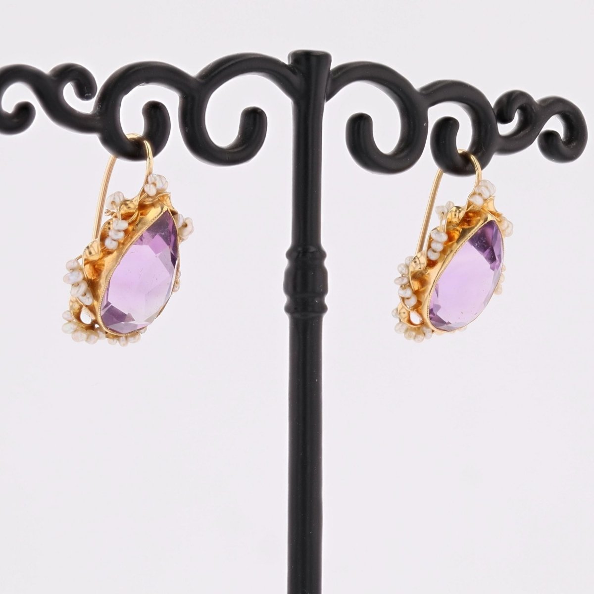 Boucles d'oreilles dormeuses en or jaune et améthyste - Castafiore