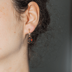 Boucles d'oreilles Dormeuses en or jaune, or blanc, platine, grenats et diamants - Castafiore