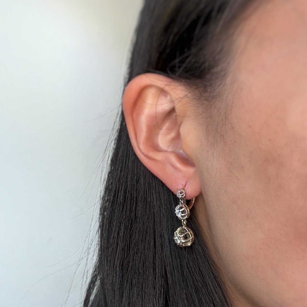 Boucles d'oreilles Dormeuses en or jaune, platine et diamants - Castafiore
