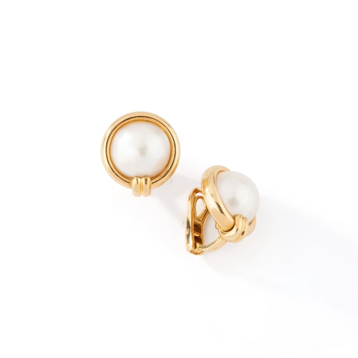 Boucles d'oreilles en or jaune et perles mabé. GAY FRERES - Castafiore