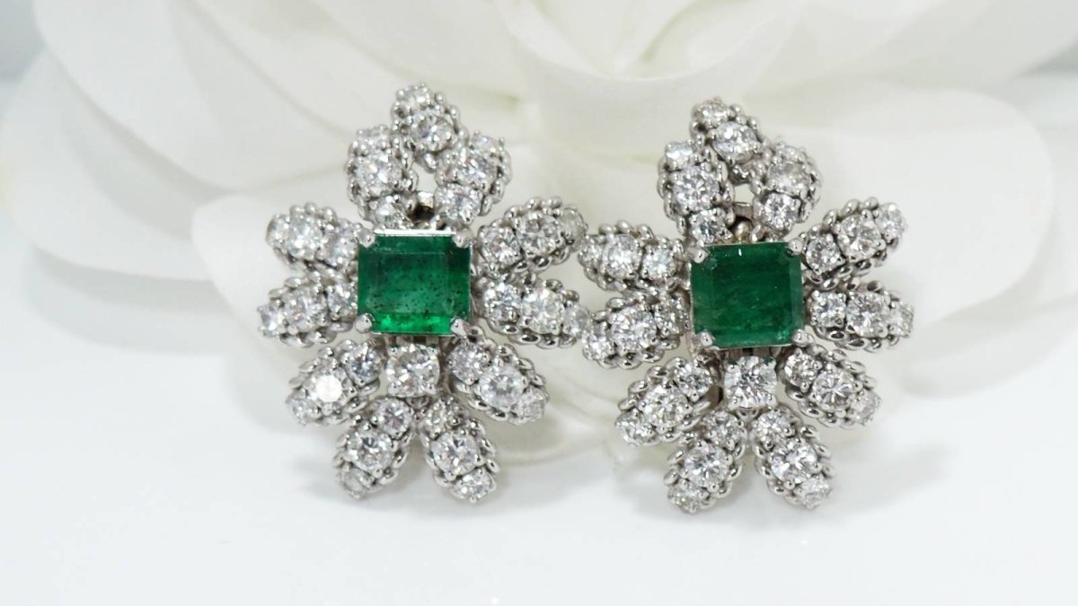 Boucles d'oreilles importantes en or blanc émeraudes et diamants