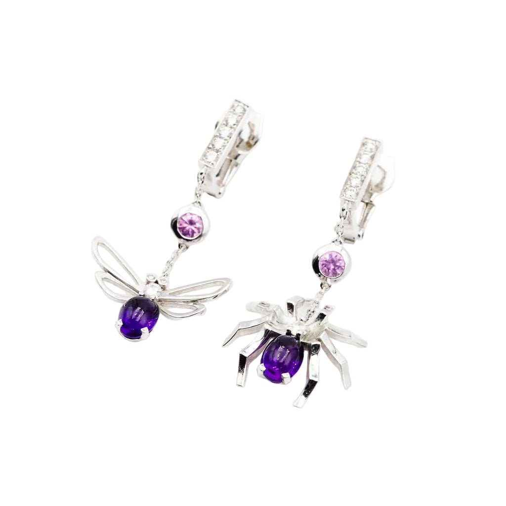 Boucles d'oreilles Pendantes CHAUMET "Arrêtes moi si tu m'aimes" en or blanc, améthyste, saphirs et diamants - Castafiore