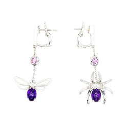 Boucles d'oreilles Pendantes CHAUMET "Arrêtes moi si tu m'aimes" en or blanc, améthyste, saphirs et diamants - Castafiore